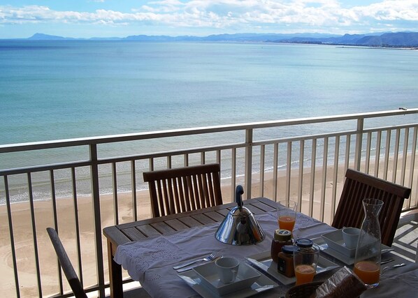 Outdoor dining - APARTMENT DESIGN 1 LINE BEACH WITH SWIMMING POOL, TENNIS COURT AND GARAGE. (VC)