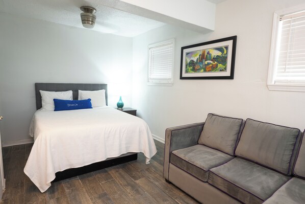 1 habitación, tabla de planchar con plancha, wifi gratis y ropa de cama
