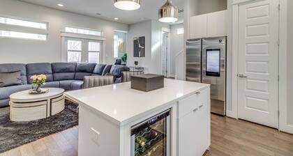 Close to Restaurants: Houston Haven w/ Balcony!