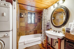 Interior - 3 Mi to Skiing: Retreat w/ Deck in Tahoe Donner! (Truckee)