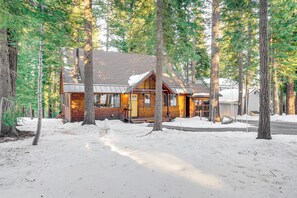 Interior - 3 Mi to Skiing: Retreat w/ Deck in Tahoe Donner! (Truckee)