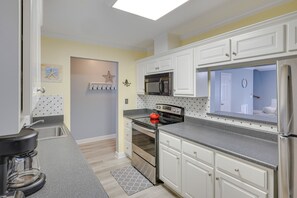 Apartment (3 Bedrooms) | Interior - 3 Mi to St Simons Beach: Gem w/ Pool Access & Deck (St. Simons Island)