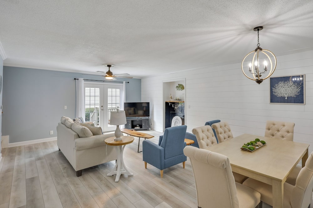 3 Mi to St Simons Beach: Gem w/ Pool Access & Deck