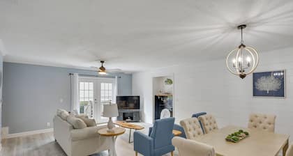 3 Mi to St Simons Beach: Gem w/ Pool Access & Deck