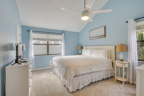 Interior - 3 Mi to St Simons Beach: Gem w/ Pool Access & Deck (St. Simons Island)