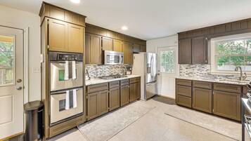 House (4 Bedrooms) | Interior