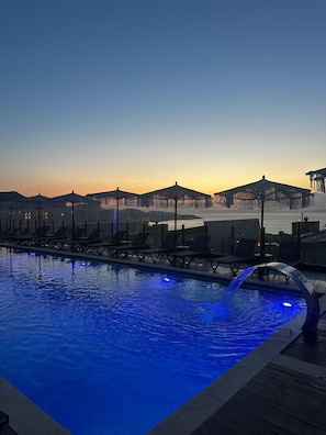 Piscina interna, piscina externa sazonal, guarda-sóis, espreguiçadeiras