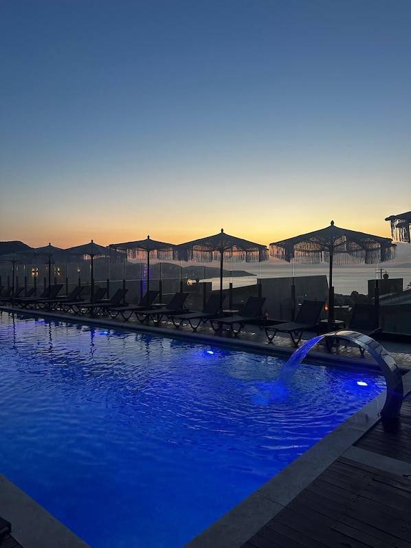 Piscina interna, piscina externa sazonal, guarda-sóis, espreguiçadeiras