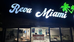 A hotel entrance with a reception area, check-in counter, and seating. - Reva Miami Hotel Restaurant SPA (Foça)
