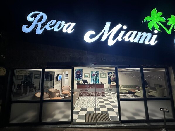 A hotel entrance with a reception area, check-in counter, and seating. - Reva Miami Hotel Restaurant SPA (Foça)