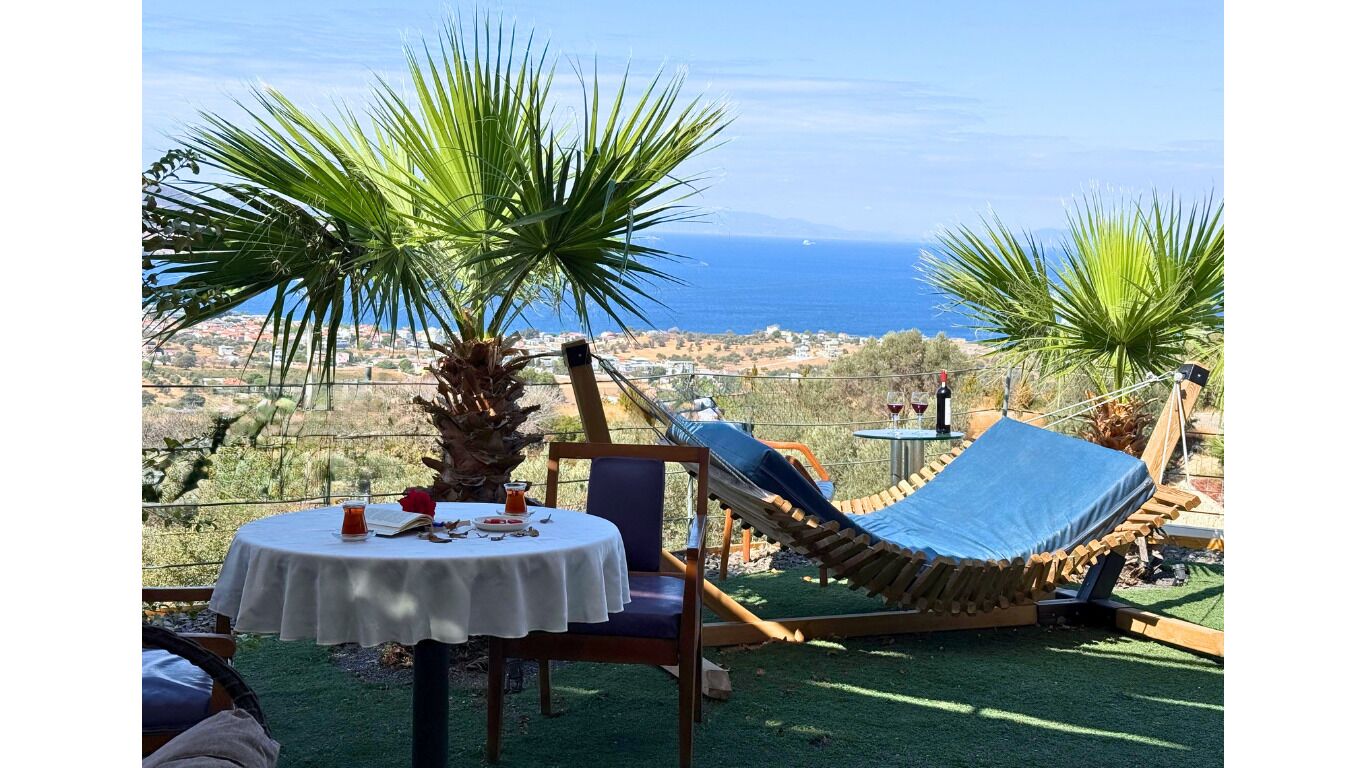 Studio Suite, 1 King Bed, Smoking, Sea View | Frette Italian sheets, premium bedding, down comforters, minibar