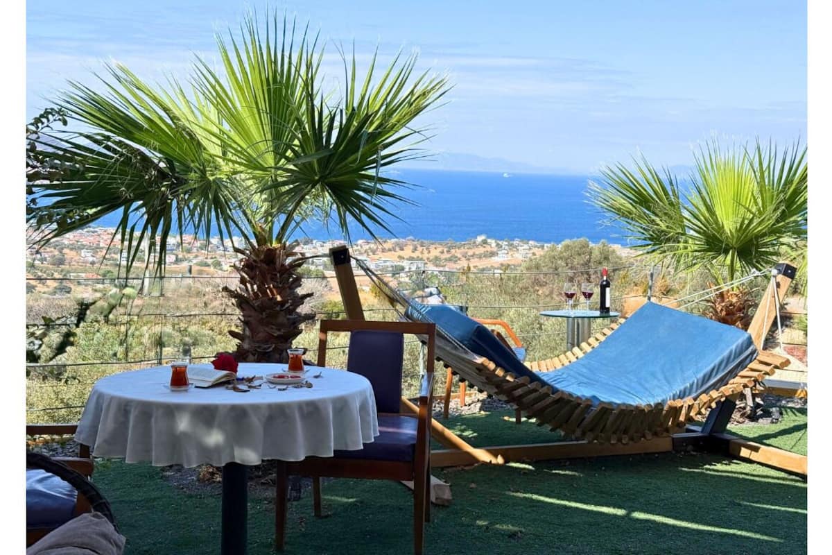 Studio Suite, 1 King Bed, Smoking, Sea View | Frette Italian sheets, premium bedding, down comforters, minibar