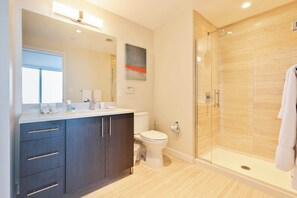 Dusche, Haartrockner, Handtücher