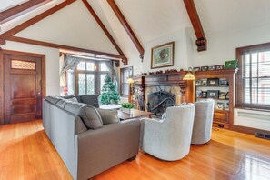 House (5 Bedrooms) | Interior