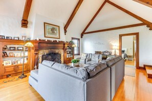 House (5 Bedrooms) | Interior