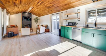 Modern Oregon Cottage w/ Hot Tub: Walk to Beach!