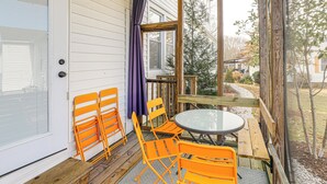 A covered porch with a table and chairs, a wooden bench, and a view of the backyard. - Game Day Base! 1 Mi to Ole Miss & Downtown (Oxford)