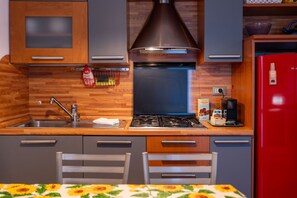 Kühlschrank, Mikrowelle, Ofen, Wasserkocher mit Kaffee-/Teezubehör