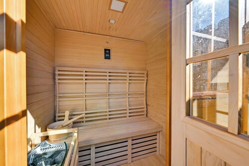 Hot Tub & Sauna: Kannapolis Bungalow
