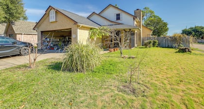 2 Mi to Houston Funplex: Home w/ Private Yard!