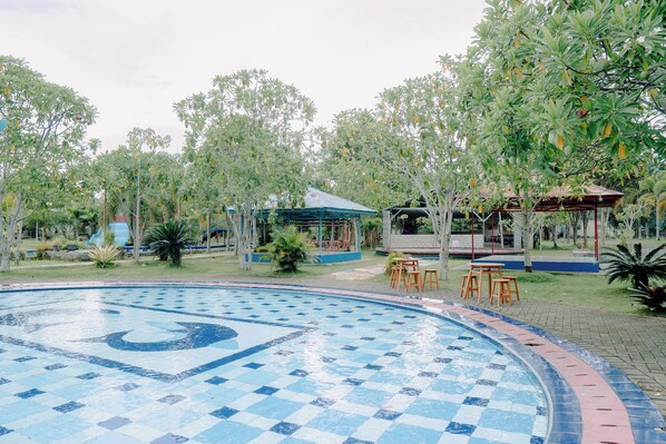 3 piscines extérieures, chaises longues