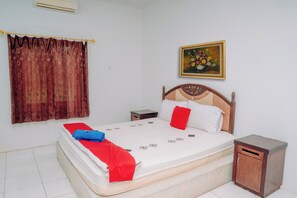 Standardværelse - udsigt til pool | Minibar, skrivebord, arbejdsområde til bærbare computere, gratis Wi-Fi