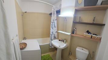 Serviettes fournies, papier toilette