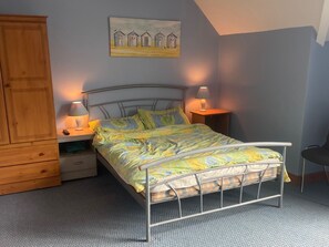 5 habitaciones, tabla de planchar con plancha, wifi y ropa de cama 