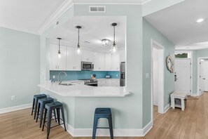 Ovn, kokeplater, oppvaskmaskin og kaffetrakter/tekoker