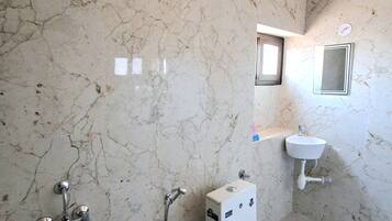 Habitació Deluxe, balcó, vistes al jardí | Bany | Dutxa