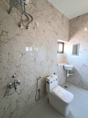 Deluxe Room, Balcony, Garden View | Bilik Mandi | Pancuran mandi 