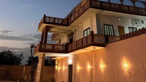 Un immeuble à plusieurs étages doté d’un balcon et de balustrades décoratives.