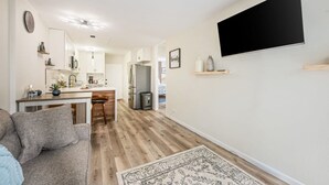 Een moderne woonkamer met een bank, een salontafel en een kamerkleed met patroon.