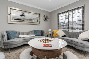 Smart TV, fireplace, stereo
