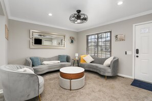 Smart TV, fireplace, stereo
