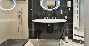 Douche, sèche-cheveux, serviettes fournies