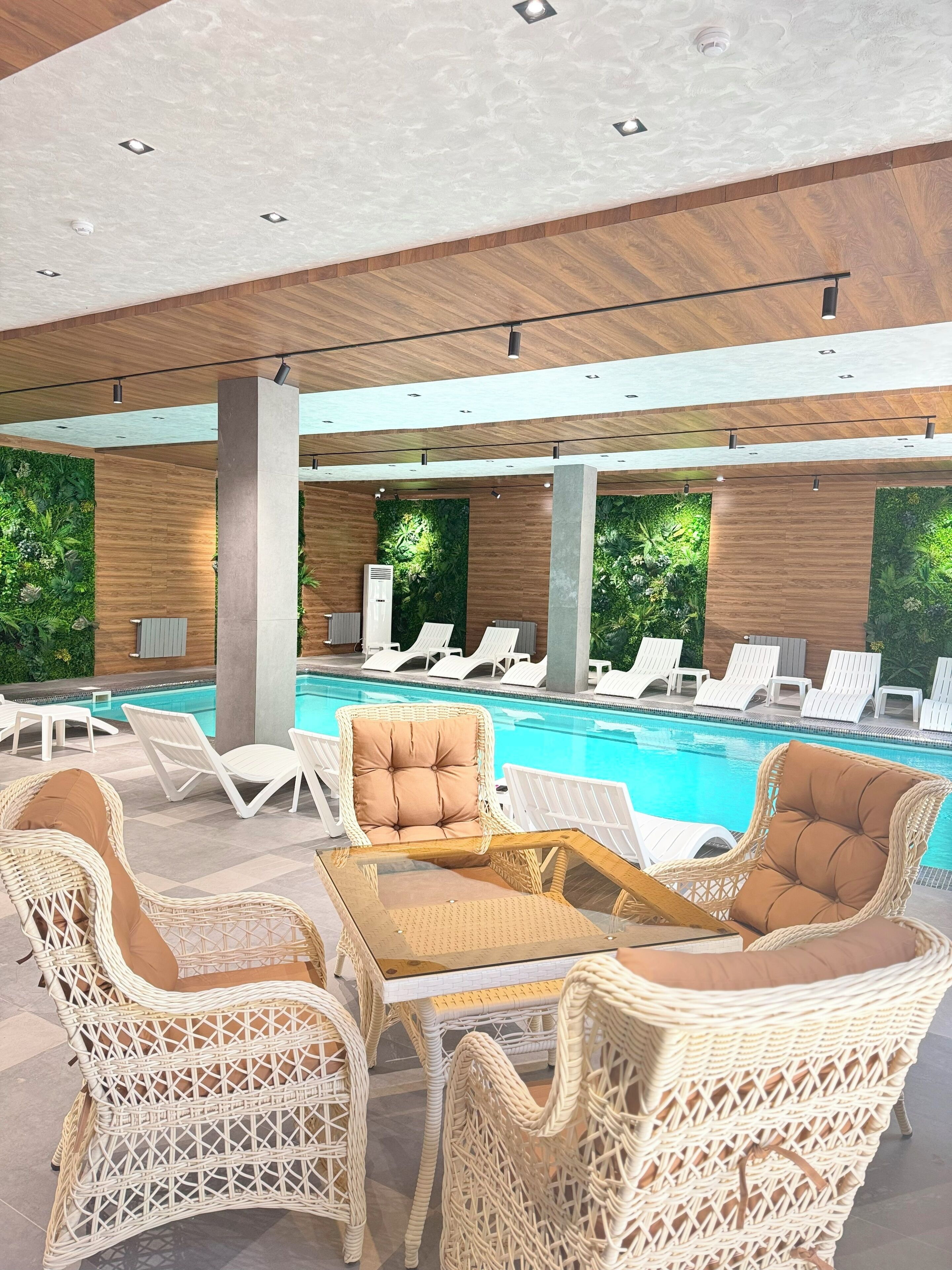 Een binnenzwembad en een seizoensgebonden buitenzwembad