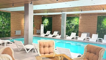 Een binnenzwembad en een seizoensgebonden buitenzwembad