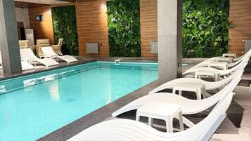 Piscina interna, piscina externa sazonal