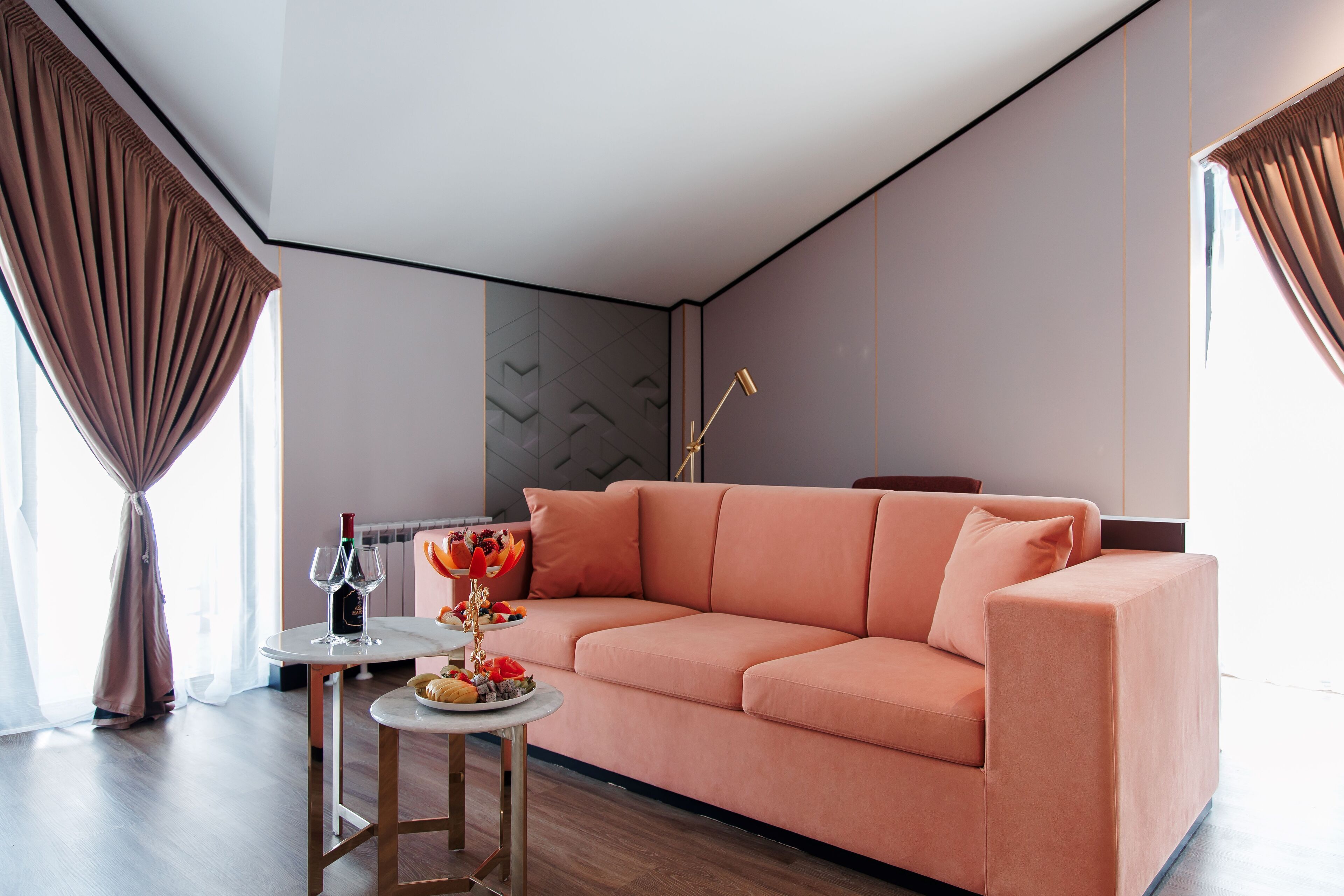 Familiekamer | Woonruimte | Een 43-cm smart-tv met kabelzenders