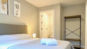 A hotel room with a large bed, a wardrobe, and two wall-mounted artworks. - The Cliffs - AT Seiramar Portonovo (Viveiro)