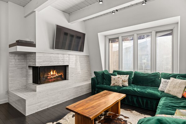 テレビ、暖炉、書斎 / ワークスペース