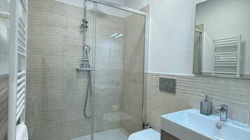 Dusche, Haartrockner, Bidet, Handtücher