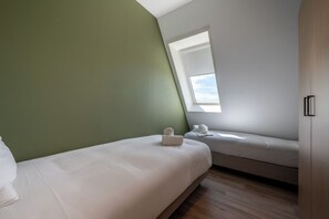 4-Person apartment | Bathroom | Shower, hair dryer, towels, toilet paper - Hotelresidentie Zout (Zoutelande)