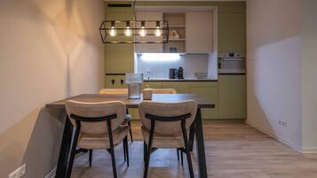 2-Persoons appartement (1 hond toegestaan) | Privékeuken | Een koelkast, een magnetron, een oven, een kookplaat