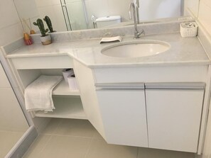 Club Apartment | Bathroom