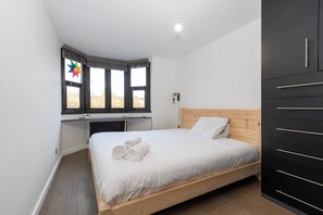 4 bedrooms, desk, iron/ironing board, WiFi - Homely and Spacious 3BD Home in Islington (London)