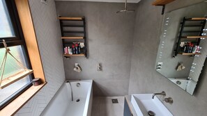 Shower - Homely and Spacious 3BD Home in Islington (London)