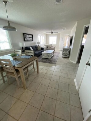 Interior - Bienvenue 1 Bedroom Condo (Navarre)