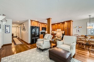Condo, 2 quartos | Área de estar | Smart TV